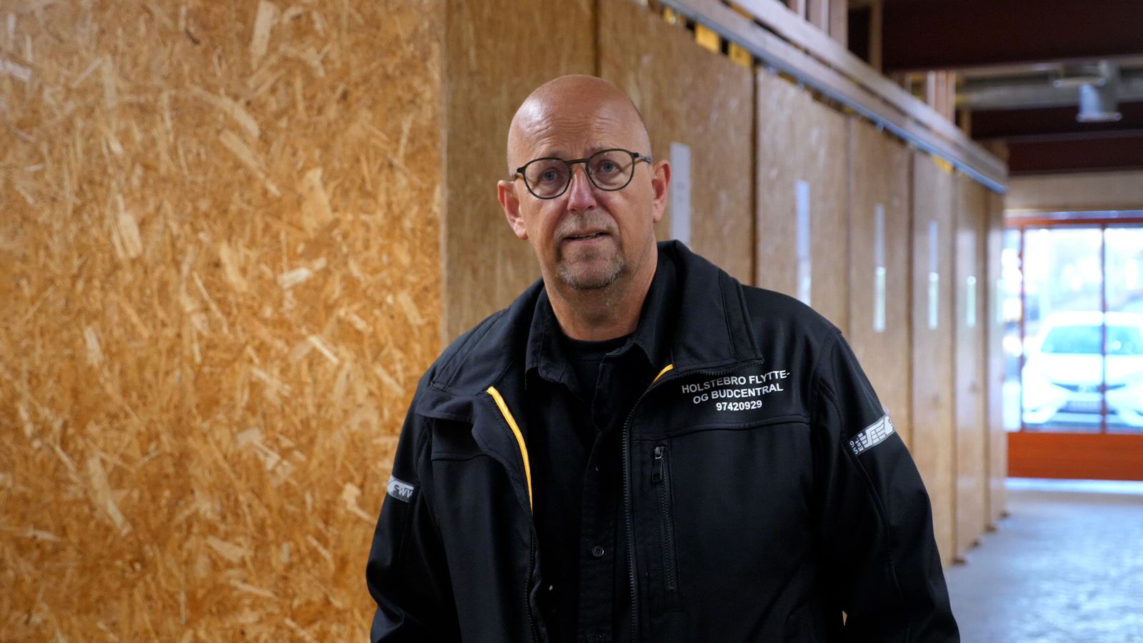 Medarbejder fra HOFBUD foran depotrum i lagerhallen